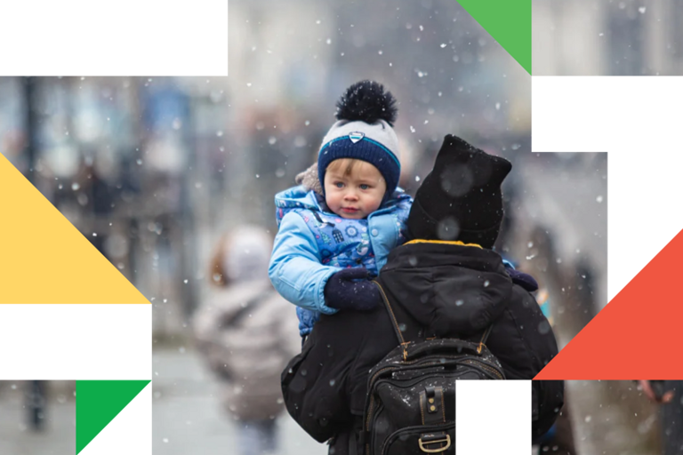 En kvinne som bærer et barn på ryggen.