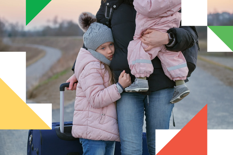 En kvinne og et barn trekker en koffert.